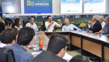 Prefeito Leandro Vilela analisa modernizar gestão e ampliar eficiência