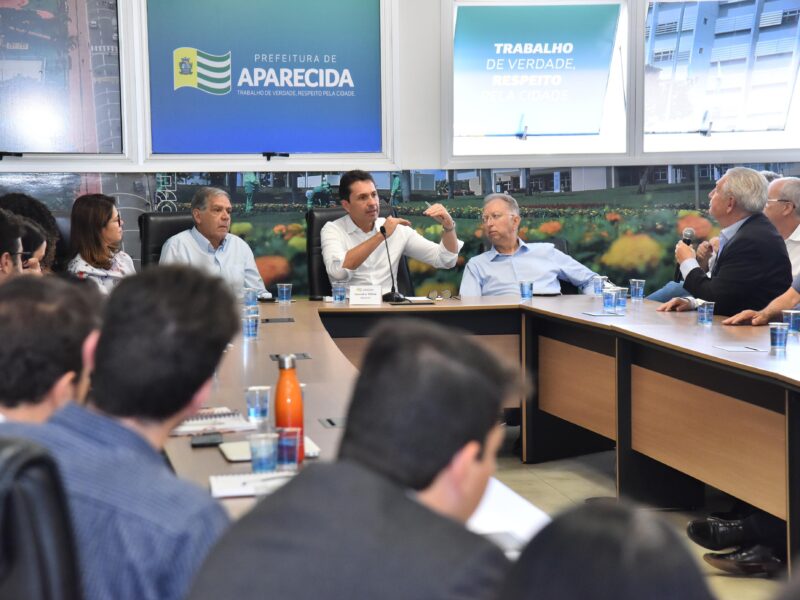 Prefeito Leandro Vilela analisa modernizar gestão e ampliar eficiência