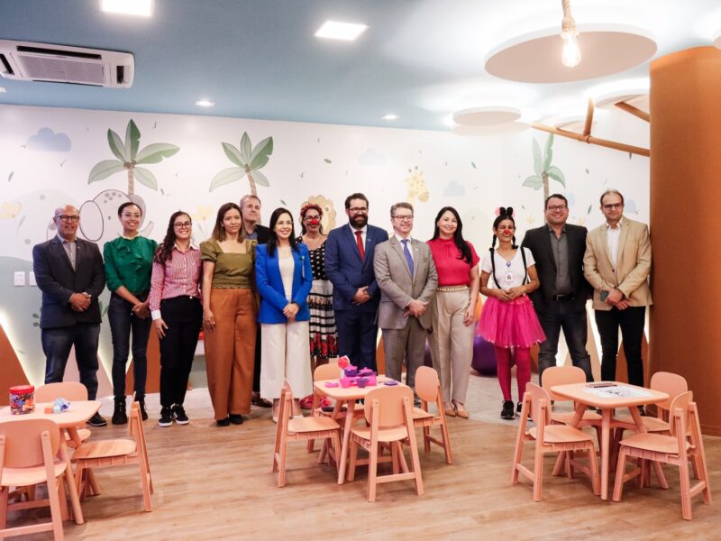 Crer entrega revitalização da recepção central e inaugura brinquedoteca