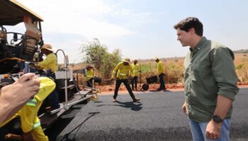 Daniel Vilela vistoria obras da GO-184 em Aporé