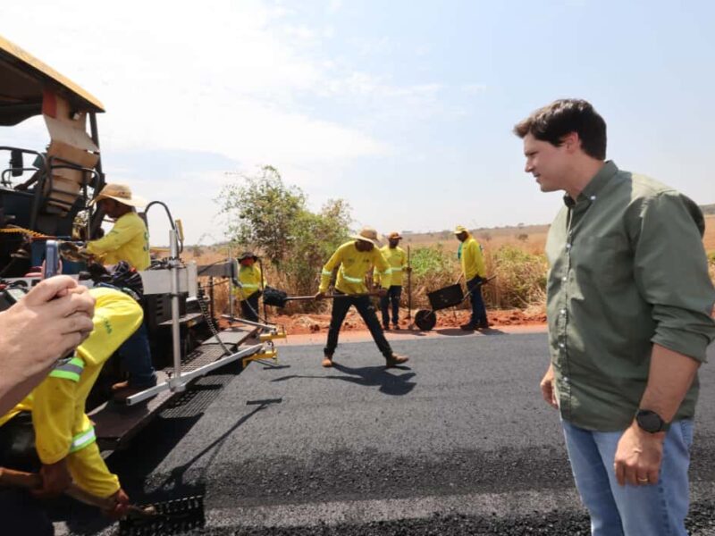 Daniel Vilela vistoria obras da GO-184 em Aporé