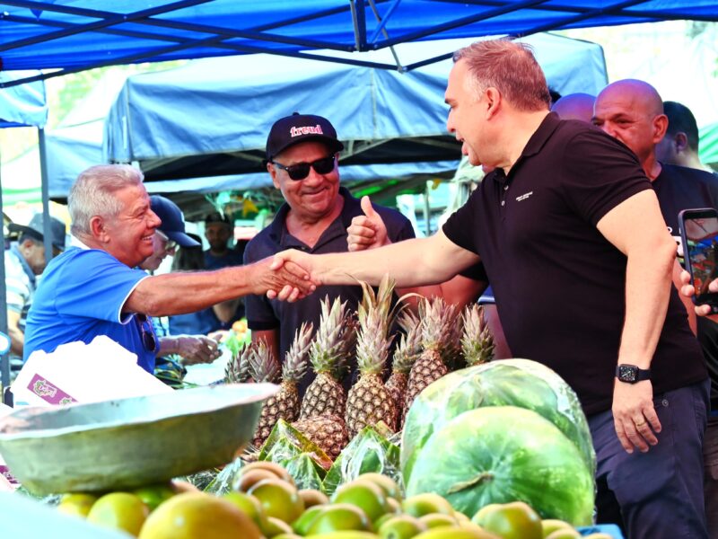 Mabel entrega banheiros climatizados nas feiras do Parque Atheneu e Vila Pedroso