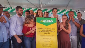 Daniel Vilela destaca transformação social em entrega de 100 casas a custo zero