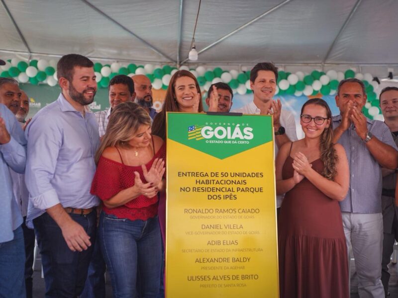 Daniel Vilela destaca transformação social em entrega de 100 casas a custo zero