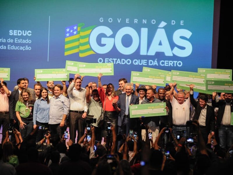 Caiado sanciona lei e garante R$ 40 mil a professores de escolas premiadas do Prêmio Leia