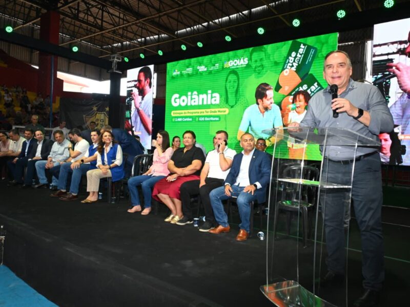 Prefeito Sandro Mabel participa de entrega de 2.489 cartões do Aluguel Social e 620 escrituras em Goiânia