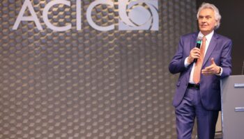 Caiado destaca avanços de Goiás durante palestra para empresários, em Santa Catarina