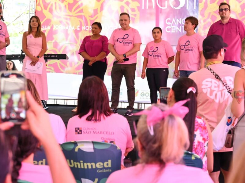 Mabel ressalta importância da prevenção do câncer de mama em evento do Outubro Rosa, na Praça Tamandaré