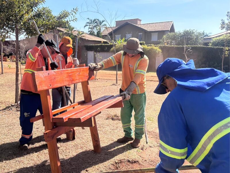 Comurg instala quase 1,8 mil bancos de madeira em praças de Goiânia em 2025