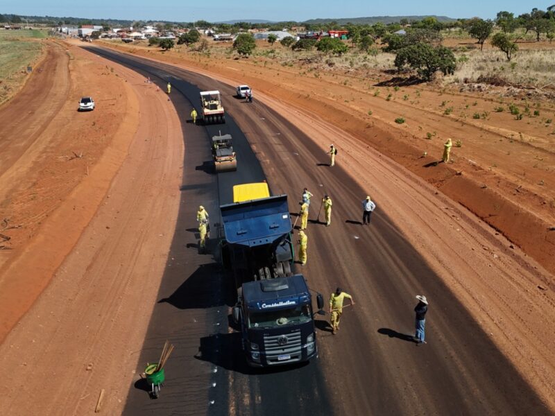 Governo de Goiás inicia capa asfáltica em obras de pavimentação da GO-219