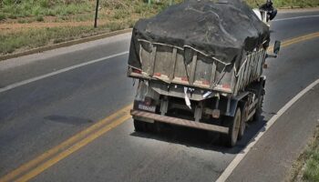 Prefeitura de Aparecida aplica multa de R$ 30 mil por descarte irregular de entulho em avenida