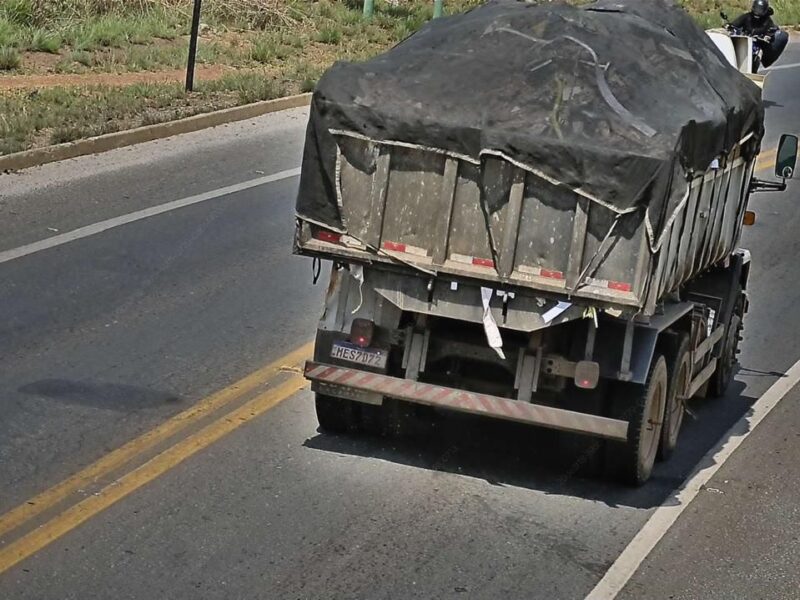Prefeitura de Aparecida aplica multa de R$ 30 mil por descarte irregular de entulho em avenida