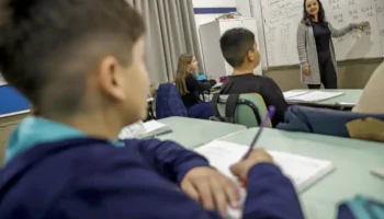 Professor brasileiro perde 21% do tempo de aula para manter disciplina