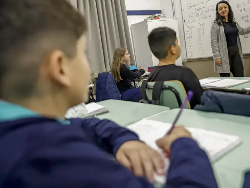 Professor brasileiro perde 21% do tempo de aula para manter disciplina