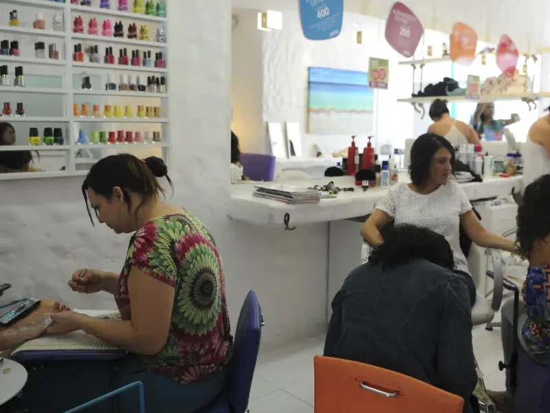 Anvisa proíbe duas substâncias utilizadas em unhas em gel