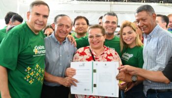 Mabel entrega escrituras do programa de regularização fundiária no Jardim Itaipu