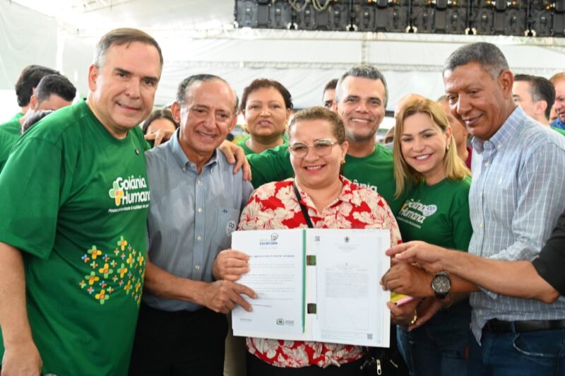 Mabel entrega escrituras do programa de regularização fundiária no Jardim Itaipu