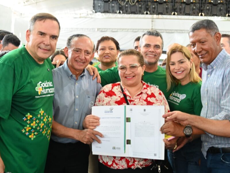 Mabel entrega escrituras do programa de regularização fundiária no Jardim Itaipu