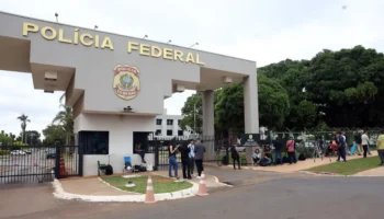 "Todo mundo sabe o que ele fez", diz Lula sobre prisão de Bolsonaro