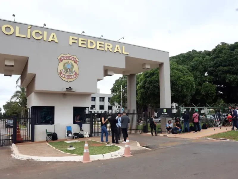 "Todo mundo sabe o que ele fez", diz Lula sobre prisão de Bolsonaro