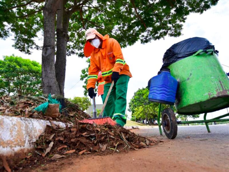 Prefeitura de Goiânia realoca 178 garis para reforçar varrição nas ruas da Capital