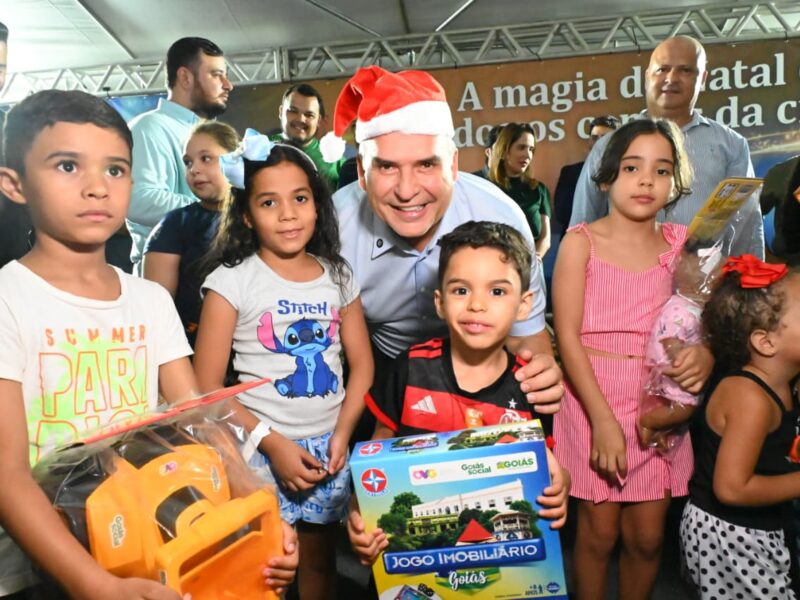 “É muita alegria”, diz Mabel ao inaugurar iluminação natalina no Jardim Guanabara