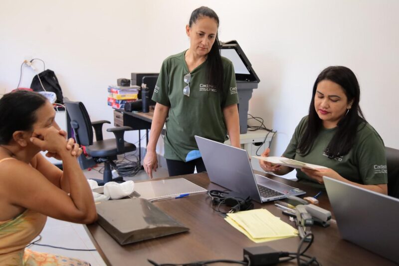 Famílias dos setores Terra do Sol e Buenos Aires recebem ação itinerante da Prefeitura com serviços sociais