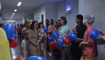 Após 407 dias internado, bebê recebe alta do Hecad nos braços da mãe