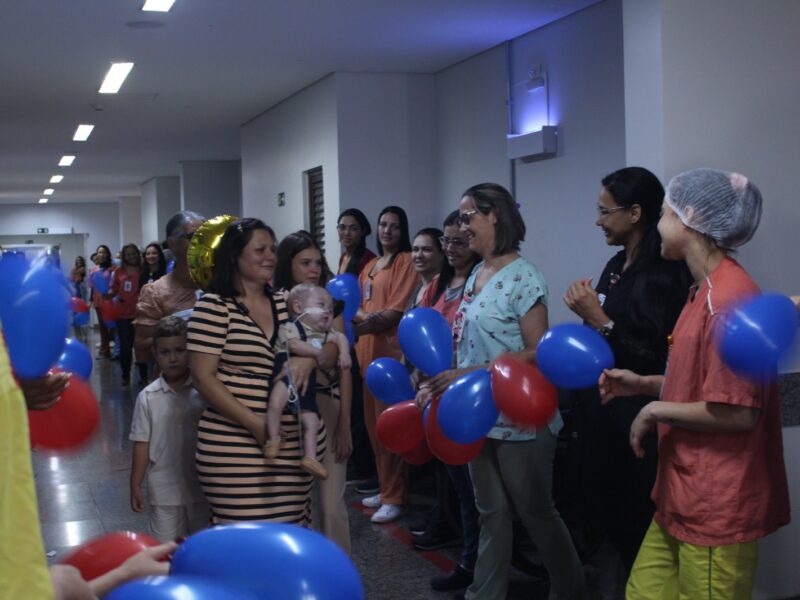 Após 407 dias internado, bebê recebe alta do Hecad nos braços da mãe