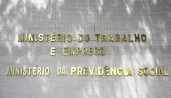 Aposentados e pensionistas que tiveram descontos indevidos diretamente nos benefícios do Instituto Nacional do Seguro Social (INSS) têm até sexta-feira da próxima semana (14) para contestar os débitos não autorizados. O Ministério da Previdência Social (MPS) explica que a contestação é o primeiro passo para garantir o ressarcimento dos valores pelo governo federal. Onde contestar Os beneficiários podem contestar os valores descontados de três formas, por meio de canais oficiais do INSS · - No aplicativo ou site Meu INSS, com Cadastro de Pessoa Física (CPF) e senha da plataforma Gov.br. · - Pelo telefone da Central 135: ligação gratuita, de segunda a sábado, das 7h às 22h · - Nos Correios: mais de 5 mil agências oferecem atendimento assistido e gratuito. >> Siga o canal da Agência Brasil no WhatsApp Processo Ao entrar no aplicativo ou site Meu INSS, o cidadão deve acessar o serviço “Consultar Descontos de Entidades Associativas”. No aplicativo, ao clicar em “Não autorizei o desconto”, o beneficiário registra a contestação, e a entidade associativa que procedeu o desconto tem até 15 dias úteis para responder. Caso não apresente uma resposta, o sistema do INSS abre automaticamente a opção para os aposentados e pensionistas fazerem a adesão ao acordo de ressarcimento. Como aceitar o acordo pelo aplicativo Meu INSS A adesão é gratuita e dispensa o envio de documentos adicionais. Decorrido o prazo de 15 dias úteis, o aposentado ou pensionista deve clicar no aplicativo ou site Meu INSS, no campo “Consultar Pedidos” e avançar para “Cumprir Exigência” em cada pedido (se houver mais de um). O internauta deve rolar a tela, por exemplo, do celular ou do notebook até o último comentário e, no campo “Aceito receber”, selecionar “Sim”. Por fim, deve enviar a aceitação do acordo. Devolução dos valores Depois da adesão, os valores serão devolvidos pelo governo federal e depositados automaticamente na conta onde o beneficiário já recebe o benefício previdenciário. O valor será corrigido pela inflação oficial do Brasil, medida pelo Índice Nacional de Preços ao Consumidor Amplo, no período do desconto não autorizado das mensalidades associativas. O Ministério da Previdência Social (MPS) esclarece que não há necessidade de ação judicial. Mesmo após o encerramento do prazo para contestar os descontos, em 14 de novembro, a adesão ao acordo de ressarcimento continuará aberta e pode ser feita pelo aplicativo Meu INSS ou presencialmente nas agências dos Correios. Balanço Desde a abertura do sistema, em maio, 5,9 milhões de contestações já foram registradas por beneficiários que não reconheceram os descontos feitos pelas entidades associativas. O governo do Brasil já devolveu R$ 2,4 bilhões a 3,6 milhões de aposentados e pensionistas, o que representa 75,3% do total de beneficiários que estão aptos a aderir ao acordo de ressarcimento (4,7 milhões no total). Mensalidades associativas Os descontos de mensalidades de entidades associativas devem ser voluntários, ou seja, o débito é legalmente permitido somente se o aposentado ou pensionista decidir, de livre e espontânea vontade, associar-se a uma entidade, como um sindicato ou associação de classe. Ainda é preciso assinar um termo de autorização para que a mensalidade seja debitada de seu pagamento mensal do INSS. Porém, quase 98% dos beneficiários do INSS não autorizaram os descontos. Senado No Congresso Nacional, a Comissão Parlamentar Mista de Inquérito (CPMI) do INSS apura as fraudes envolvendo descontos irregulares em benefícios de aposentados e pensionistas da autarquia federal.