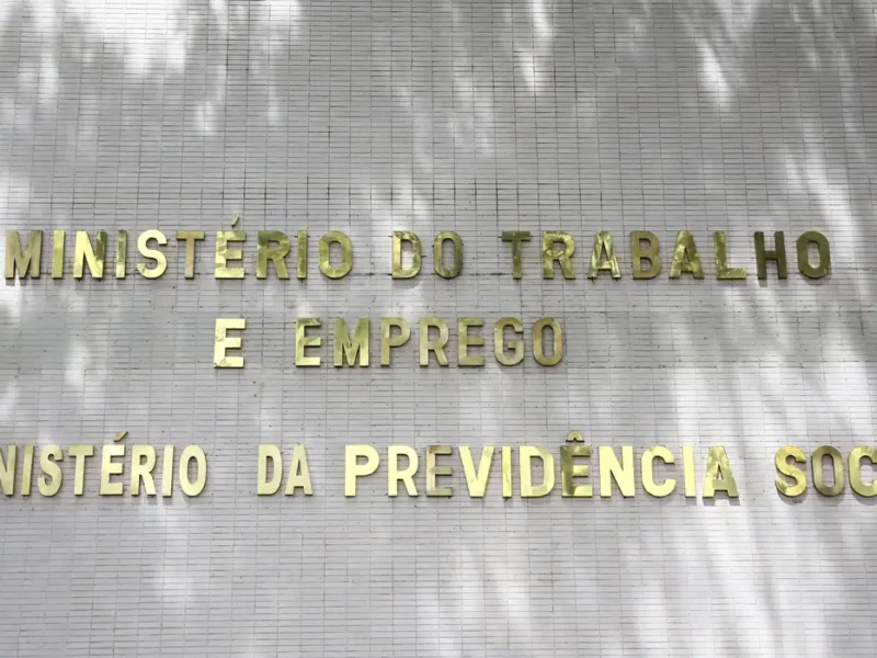 Aposentados e pensionistas que tiveram descontos indevidos diretamente nos benefícios do Instituto Nacional do Seguro Social (INSS) têm até sexta-feira da próxima semana (14) para contestar os débitos não autorizados. O Ministério da Previdência Social (MPS) explica que a contestação é o primeiro passo para garantir o ressarcimento dos valores pelo governo federal. Onde contestar Os beneficiários podem contestar os valores descontados de três formas, por meio de canais oficiais do INSS · - No aplicativo ou site Meu INSS, com Cadastro de Pessoa Física (CPF) e senha da plataforma Gov.br. · - Pelo telefone da Central 135: ligação gratuita, de segunda a sábado, das 7h às 22h · - Nos Correios: mais de 5 mil agências oferecem atendimento assistido e gratuito. >> Siga o canal da Agência Brasil no WhatsApp Processo Ao entrar no aplicativo ou site Meu INSS, o cidadão deve acessar o serviço “Consultar Descontos de Entidades Associativas”. No aplicativo, ao clicar em “Não autorizei o desconto”, o beneficiário registra a contestação, e a entidade associativa que procedeu o desconto tem até 15 dias úteis para responder. Caso não apresente uma resposta, o sistema do INSS abre automaticamente a opção para os aposentados e pensionistas fazerem a adesão ao acordo de ressarcimento. Como aceitar o acordo pelo aplicativo Meu INSS A adesão é gratuita e dispensa o envio de documentos adicionais. Decorrido o prazo de 15 dias úteis, o aposentado ou pensionista deve clicar no aplicativo ou site Meu INSS, no campo “Consultar Pedidos” e avançar para “Cumprir Exigência” em cada pedido (se houver mais de um). O internauta deve rolar a tela, por exemplo, do celular ou do notebook até o último comentário e, no campo “Aceito receber”, selecionar “Sim”. Por fim, deve enviar a aceitação do acordo. Devolução dos valores Depois da adesão, os valores serão devolvidos pelo governo federal e depositados automaticamente na conta onde o beneficiário já recebe o benefício previdenciário. O valor será corrigido pela inflação oficial do Brasil, medida pelo Índice Nacional de Preços ao Consumidor Amplo, no período do desconto não autorizado das mensalidades associativas. O Ministério da Previdência Social (MPS) esclarece que não há necessidade de ação judicial. Mesmo após o encerramento do prazo para contestar os descontos, em 14 de novembro, a adesão ao acordo de ressarcimento continuará aberta e pode ser feita pelo aplicativo Meu INSS ou presencialmente nas agências dos Correios. Balanço Desde a abertura do sistema, em maio, 5,9 milhões de contestações já foram registradas por beneficiários que não reconheceram os descontos feitos pelas entidades associativas. O governo do Brasil já devolveu R$ 2,4 bilhões a 3,6 milhões de aposentados e pensionistas, o que representa 75,3% do total de beneficiários que estão aptos a aderir ao acordo de ressarcimento (4,7 milhões no total). Mensalidades associativas Os descontos de mensalidades de entidades associativas devem ser voluntários, ou seja, o débito é legalmente permitido somente se o aposentado ou pensionista decidir, de livre e espontânea vontade, associar-se a uma entidade, como um sindicato ou associação de classe. Ainda é preciso assinar um termo de autorização para que a mensalidade seja debitada de seu pagamento mensal do INSS. Porém, quase 98% dos beneficiários do INSS não autorizaram os descontos. Senado No Congresso Nacional, a Comissão Parlamentar Mista de Inquérito (CPMI) do INSS apura as fraudes envolvendo descontos irregulares em benefícios de aposentados e pensionistas da autarquia federal.