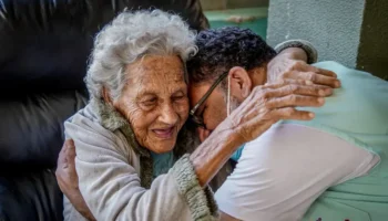 O tema da redação do Exame Nacional do Ensino Médio (Enem) de 2025 é: "Perspectivas acerca do envelhecimento na sociedade brasileira”. A informação foi divulgada neste domingo (9) pelo ministro da Educação, Camilo Santana, pela rede social X. Além da prova de redação, os candidatos inscritos no Enem fazem na tarde de hoje as questões de linguagens e códigos e de ciências humanas. A prova começou às 13h30 e termina às 19h (horário de Brasília). No início deste mês, a Agência Brasil publicou a história de três médicos especialistas que, com mais de 80 anos, continuam na ativa vencendo preconceitos. Na mesma série especial, a reportagem ouviu especialistas que apontaram o convívio entre gerações como receita de sucesso contra o etarismo. Veja imagem da entrada de alunos no Enem Enem 2025 Fabio Rodrigues-Pozzebom/ Agência Brasil × 1 / 20 Enem/ Galeria - lula.marques Como é a redação A prova de redação exige a produção de um texto em prosa, do tipo dissertativo-argumentativo, com até 30 linhas a partir da situação-problema proposta, dos textos motivadores e dos conhecimentos construídos ao longo de sua formação. O tema da redação será de ordem social, científica, cultural ou política. O projeto de texto, com informações, fatos e opiniões relacionados ao tema proposto, deverá defender um ponto de vista - uma opinião a respeito do tema proposto -, apoiada em argumentos consistentes, estruturados com coerência. o candidato também deverá elaborar uma proposta de intervenção social (solução) para o problema apresentado no desenvolvimento do texto. Essa proposta deve respeitar os direitos humanos. Propostas que desrespeitem os direitos humanos receberão nota zero. Constituem desrespeito aos direitos humanos propostas que, por exemplo, incitem as pessoas à violência ou tenham referências racistas. Correção Somente serão corrigidas as redações transcritas para a folha de redação oficial da prova do Enem. Cada redação será corrigida por dois corretores, com graduação em letras ou linguística, de forma independente, sem que uma conheça a nota atribuída pela outra. Os corretores atribuirão uma nota de 0 a 200 pontos em cada uma das cinco competências. A soma desses pontos compõe a nota total atribuída por avaliador, que pode chegar a 1 mil pontos. A nota final do participante será a média aritmética entre as notas totais atribuídas pelos dois avaliadores. Nota zero Entre os critérios previstos no edital do Enem 2024 que resultam na nota zero na redação, estão: Fuga ao tema proposto; Ausência de texto na folha de redação; Texto insuficiente, com até sete linhas manuscritas; Texto escrito predominantemente ou integralmente em língua estrangeira; Nome, assinatura, rubrica ou qualquer outra forma de identificação, em qualquer parte da folha de redação; Desobediência à estrutura dissertativo-argumentativa e Desrespeito à seriedade do exame, com palavrões, desenhos e outras formas propositais de anulação.