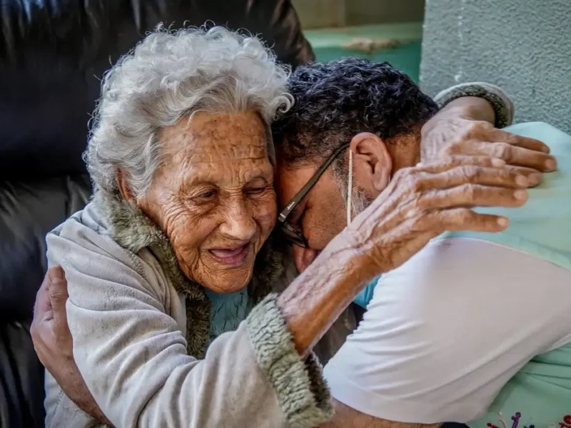 O tema da redação do Exame Nacional do Ensino Médio (Enem) de 2025 é: "Perspectivas acerca do envelhecimento na sociedade brasileira”. A informação foi divulgada neste domingo (9) pelo ministro da Educação, Camilo Santana, pela rede social X. Além da prova de redação, os candidatos inscritos no Enem fazem na tarde de hoje as questões de linguagens e códigos e de ciências humanas. A prova começou às 13h30 e termina às 19h (horário de Brasília). No início deste mês, a Agência Brasil publicou a história de três médicos especialistas que, com mais de 80 anos, continuam na ativa vencendo preconceitos. Na mesma série especial, a reportagem ouviu especialistas que apontaram o convívio entre gerações como receita de sucesso contra o etarismo. Veja imagem da entrada de alunos no Enem Enem 2025 Fabio Rodrigues-Pozzebom/ Agência Brasil × 1 / 20 Enem/ Galeria - lula.marques Como é a redação A prova de redação exige a produção de um texto em prosa, do tipo dissertativo-argumentativo, com até 30 linhas a partir da situação-problema proposta, dos textos motivadores e dos conhecimentos construídos ao longo de sua formação. O tema da redação será de ordem social, científica, cultural ou política. O projeto de texto, com informações, fatos e opiniões relacionados ao tema proposto, deverá defender um ponto de vista - uma opinião a respeito do tema proposto -, apoiada em argumentos consistentes, estruturados com coerência. o candidato também deverá elaborar uma proposta de intervenção social (solução) para o problema apresentado no desenvolvimento do texto. Essa proposta deve respeitar os direitos humanos. Propostas que desrespeitem os direitos humanos receberão nota zero. Constituem desrespeito aos direitos humanos propostas que, por exemplo, incitem as pessoas à violência ou tenham referências racistas. Correção Somente serão corrigidas as redações transcritas para a folha de redação oficial da prova do Enem. Cada redação será corrigida por dois corretores, com graduação em letras ou linguística, de forma independente, sem que uma conheça a nota atribuída pela outra. Os corretores atribuirão uma nota de 0 a 200 pontos em cada uma das cinco competências. A soma desses pontos compõe a nota total atribuída por avaliador, que pode chegar a 1 mil pontos. A nota final do participante será a média aritmética entre as notas totais atribuídas pelos dois avaliadores. Nota zero Entre os critérios previstos no edital do Enem 2024 que resultam na nota zero na redação, estão: Fuga ao tema proposto; Ausência de texto na folha de redação; Texto insuficiente, com até sete linhas manuscritas; Texto escrito predominantemente ou integralmente em língua estrangeira; Nome, assinatura, rubrica ou qualquer outra forma de identificação, em qualquer parte da folha de redação; Desobediência à estrutura dissertativo-argumentativa e Desrespeito à seriedade do exame, com palavrões, desenhos e outras formas propositais de anulação.