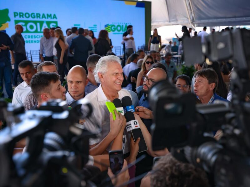 Caiado e Daniel Vilela entregam mais de 200 veículos a cidades goianas