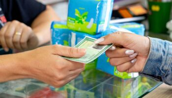 Beneficiárias recebem mensagens sobre retirada de absorventes no SUS