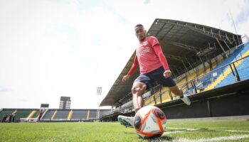 Guilherme Lopes com a camisa do Braga (Foto: Ari Ferreira/Red Bull Bragantino)