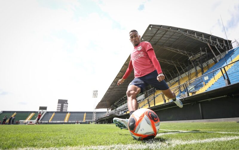 Guilherme Lopes com a camisa do Braga (Foto: Ari Ferreira/Red Bull Bragantino)