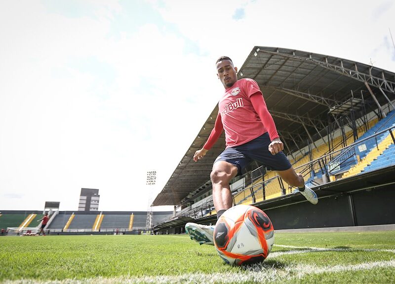 Guilherme Lopes com a camisa do Braga (Foto: Ari Ferreira/Red Bull Bragantino)
