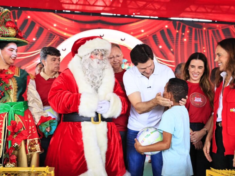 Gracinha Caiado e Daniel Vilela entregam 27 mil brinquedos em Aparecida de Goiânia