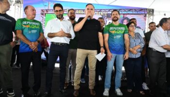 Prefeito Sandro Mabel entrega escrituras no Jardim Novo Mundo