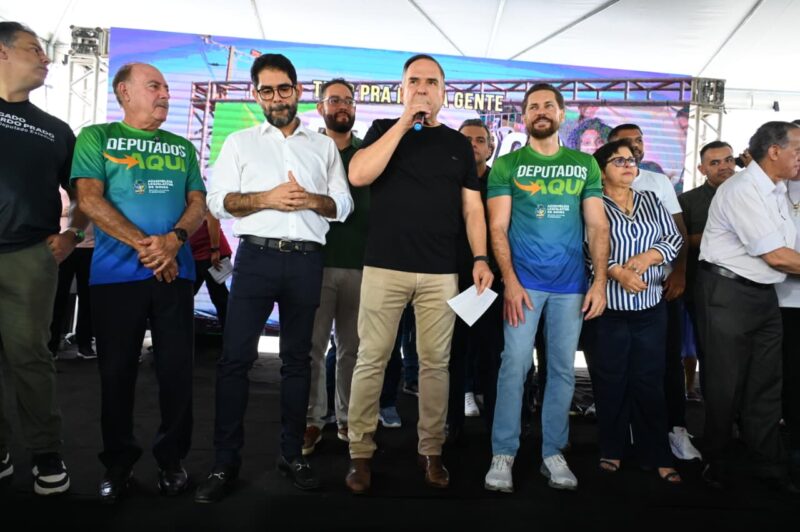 Prefeito Sandro Mabel entrega escrituras no Jardim Novo Mundo