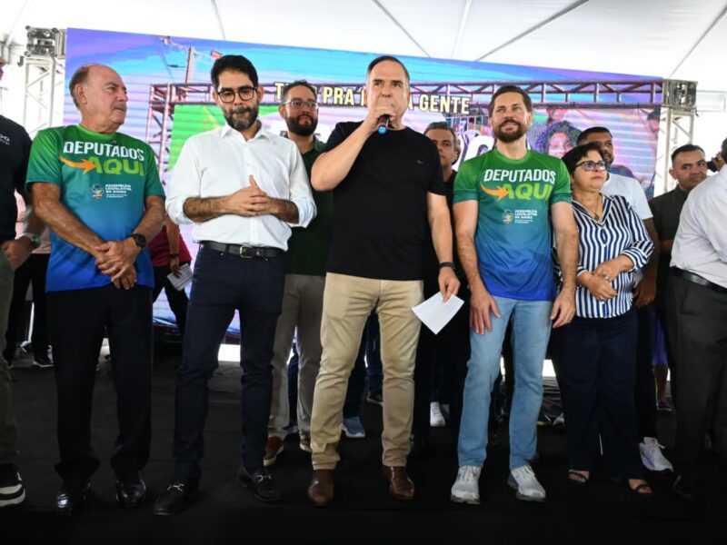 Prefeito Sandro Mabel entrega escrituras no Jardim Novo Mundo