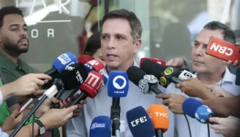 Bolsonaro deve ter alta nesta quinta e retornar à cela na PF