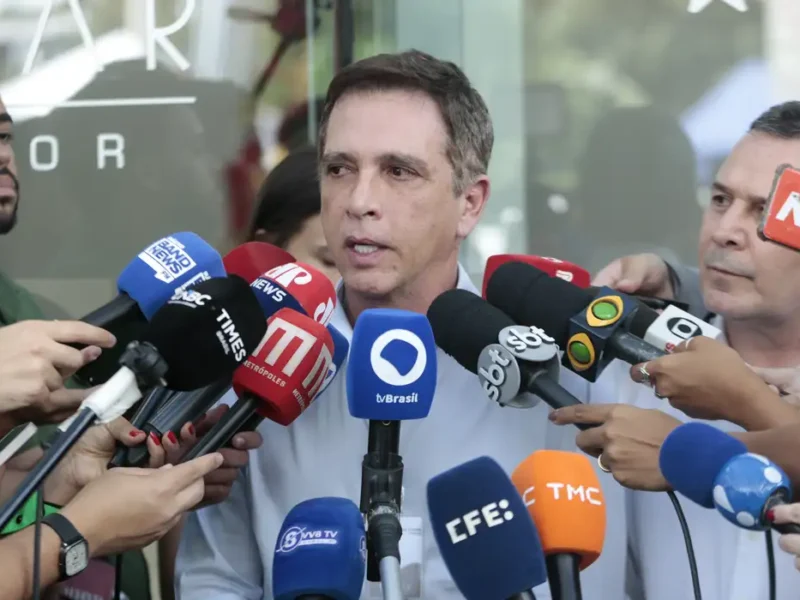 Bolsonaro deve ter alta nesta quinta e retornar à cela na PF