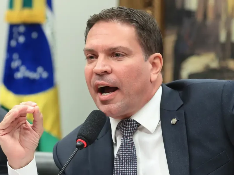 Moraes pede aos Estados Unidos extradição de Ramagem