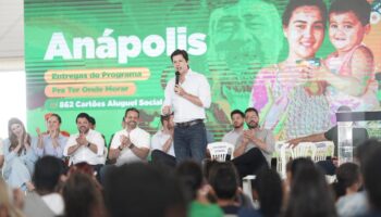 Daniel Vilela entrega 862 cartões do Aluguel Social a famílias de Anápolis