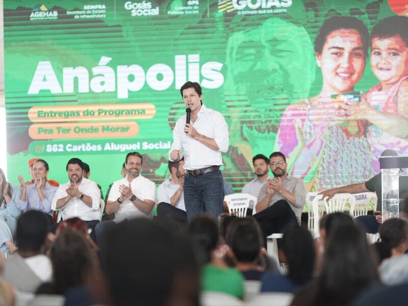 Daniel Vilela entrega 862 cartões do Aluguel Social a famílias de Anápolis
