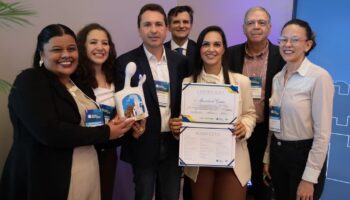 Recebendo os cumprimentos do Sebrae e da Federação Goiana de Municípios, Vilela dividiu os créditos com seus auxiliares na gestão: “trabalho sério de toda a nossa equipe” – Foto: Rodrigo Estrela