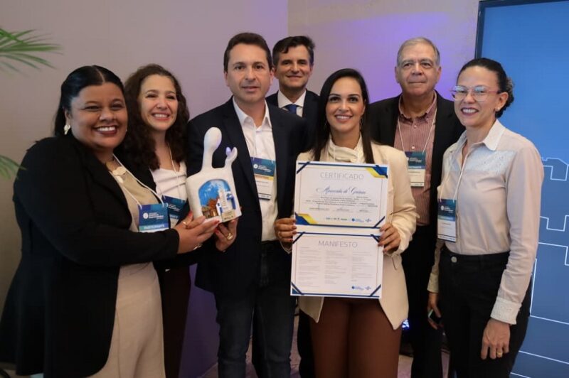 Recebendo os cumprimentos do Sebrae e da Federação Goiana de Municípios, Vilela dividiu os créditos com seus auxiliares na gestão: “trabalho sério de toda a nossa equipe” – Foto: Rodrigo Estrela